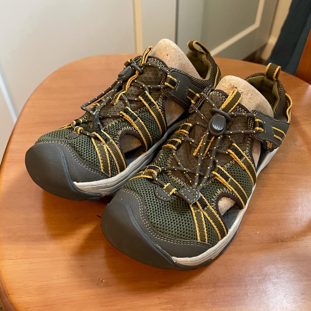 Boys Teva sandals size 1 little boys.